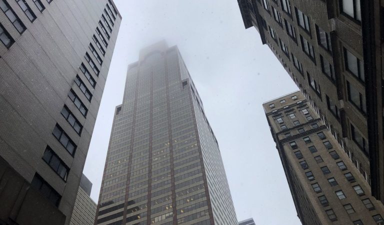 helicopter crash lands on roof of midtown Manhattan building